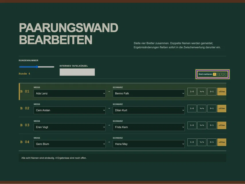Paarungswand mit vier Schachbrettern. Rechts oberhalb der Paarungen ist die gesamte Gruppe „Brett markieren“ mit den vier kleinen Schaltern gelb-violett eingerahmt. Alle Ziffern und Zwischenräume bleiben sichtbar; geprüft wird Schalter zwei.