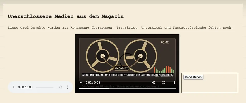 Derselbe Ausschnitt bei Sekunde 2,5: Über dem Bild des Bandgeräts steht der Untertitel „Diese Bandaufnahme zeigt den Prüftisch der Dorfmuseum-Hörstation.“